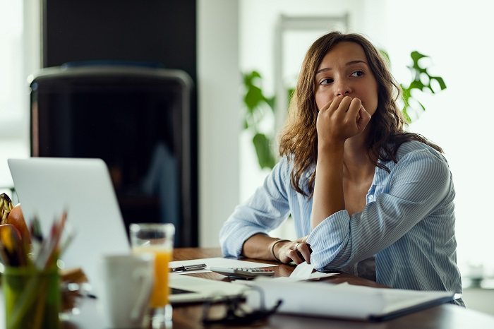 Pensive Woman Feeling Worried While Working On Home Finances. - LPM CONTÁBIL GESTÃO EMPRESARIAL E PÚBLICA - Escritório Contábil